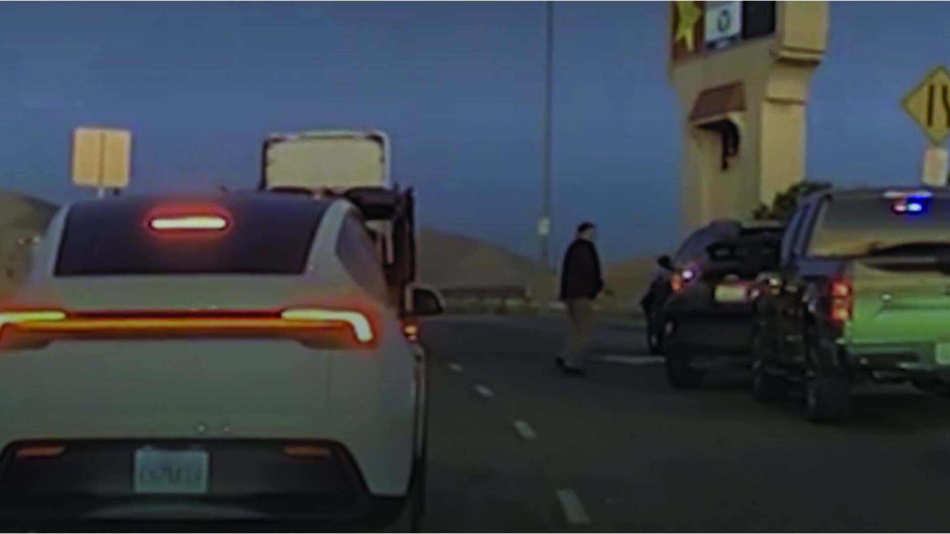 Dash-camera footage showing vehicles and officers during the traffic stop involving Carlos Iván Mendoza Hernández.