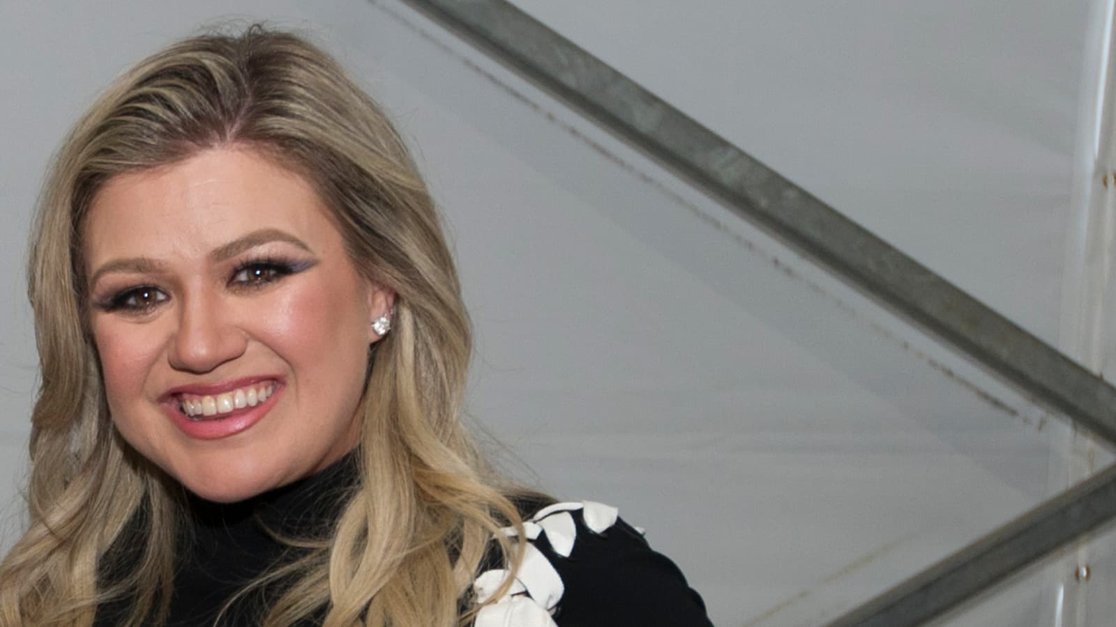 Kelly Clarkson smiles in a close crop of a photograph taken at the 2018 Department of Defense Warrior Games.