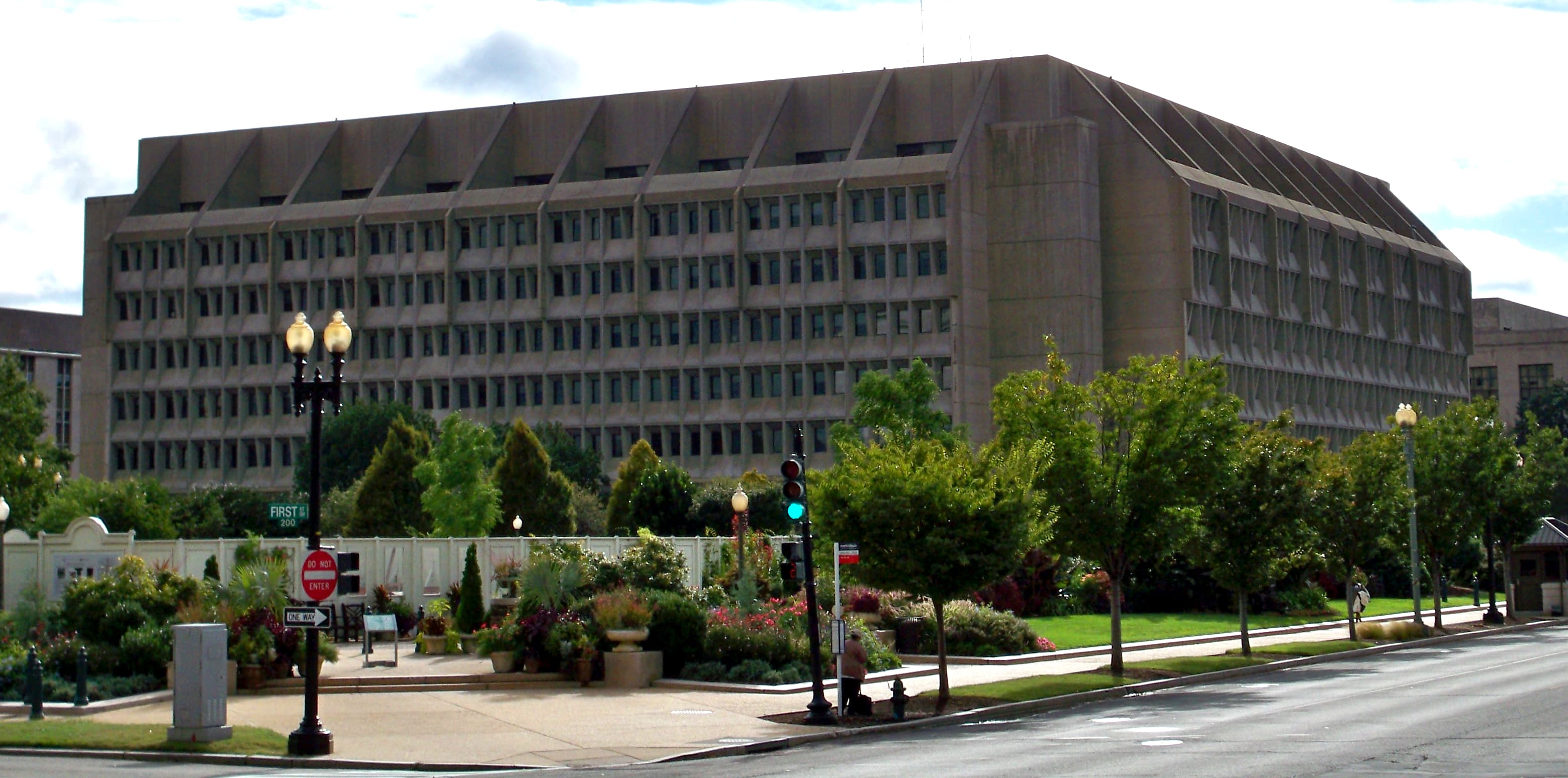 The Hubert H. Humphrey Building, headquarters of the U.S. Department of Health and Human Services