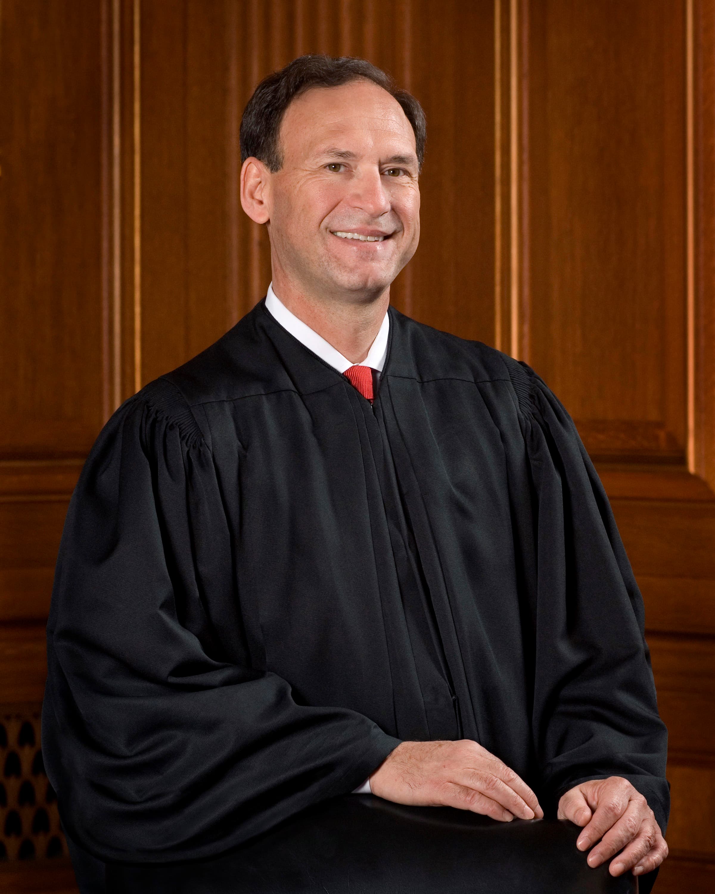 Official portrait of Associate Justice Samuel Alito