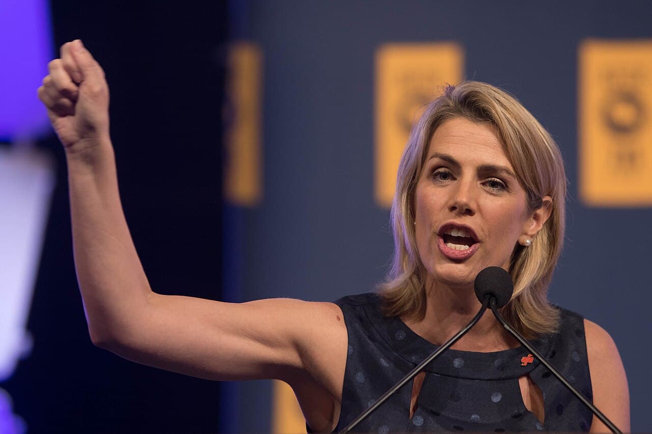 Sara Nelson speaking at an AFGE convention, 2015