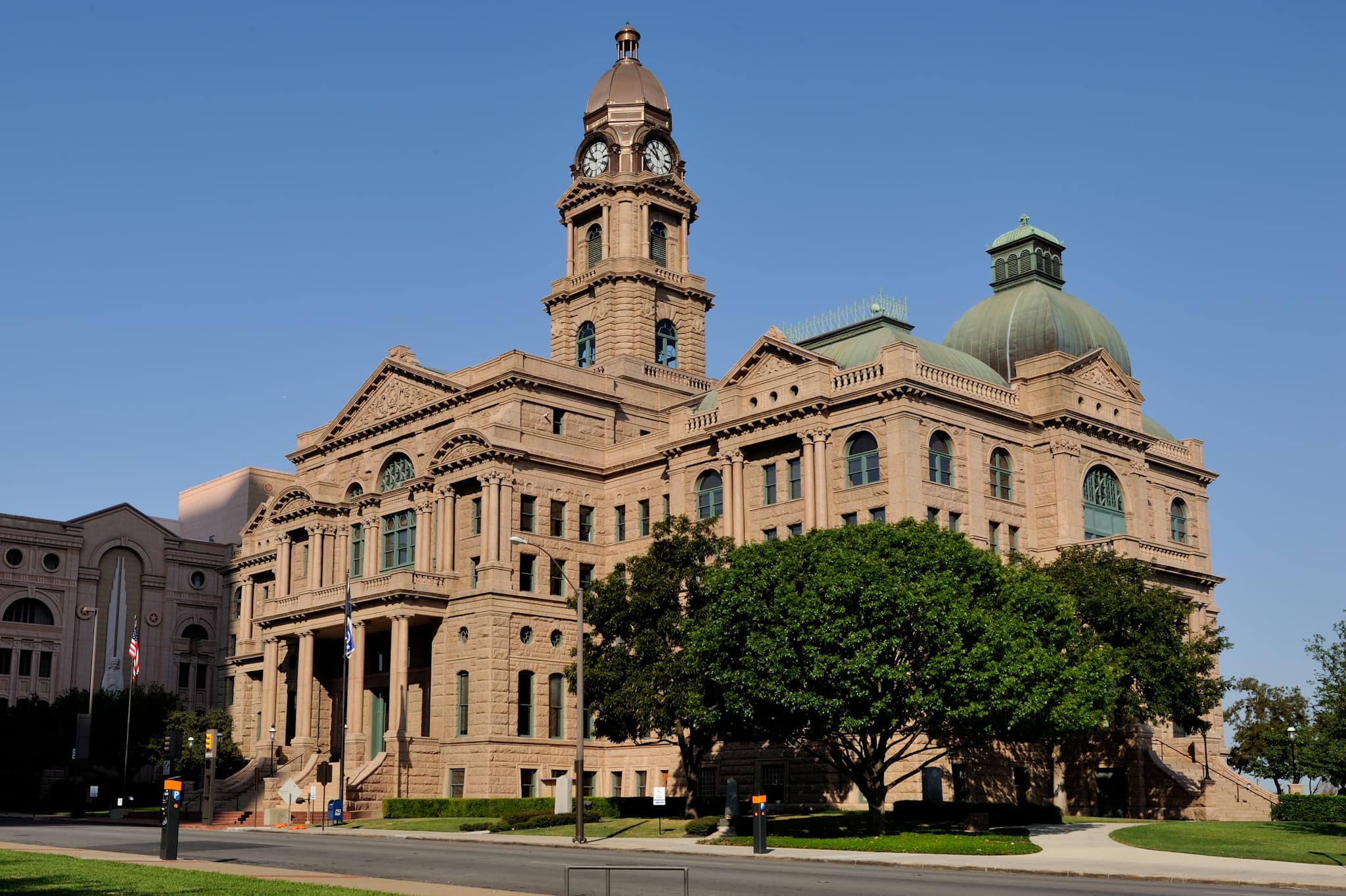 Tarrant County Courthouse in Fort Worth under a blue sky.