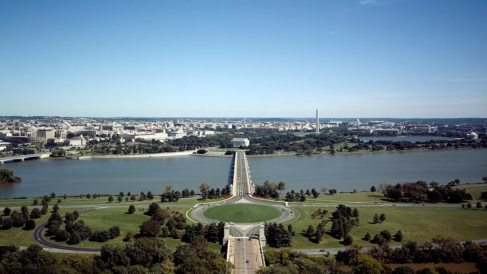 An aerial view of Memorial Circle and Arlington Memorial Bridge, with the Lincoln Memorial across the Potomac River.